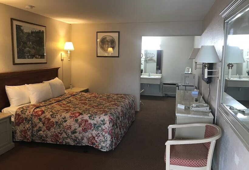 غرفه قياسيه سريرين مزدوجين, Holiday Motel