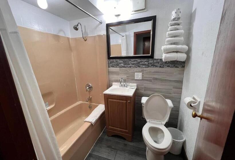 غرفه قياسيه سريرين مزدوجين, Budget Inn Marinette