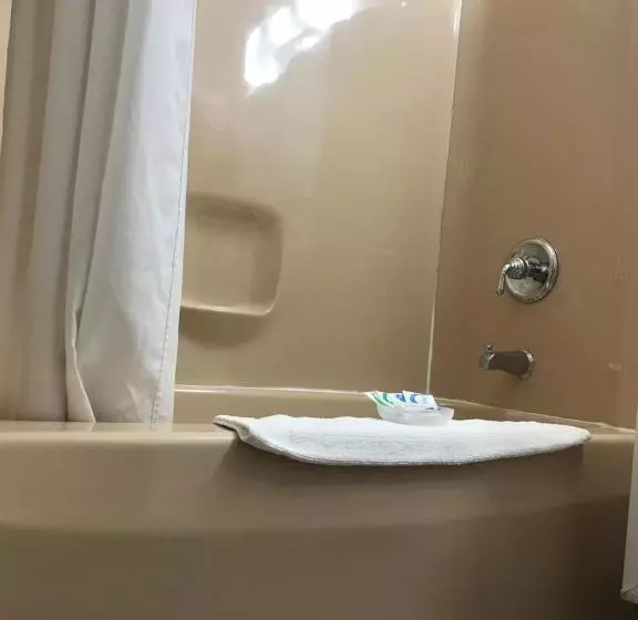 ２ダブルベッドのスタンダードルーム, Budget Inn Marinette