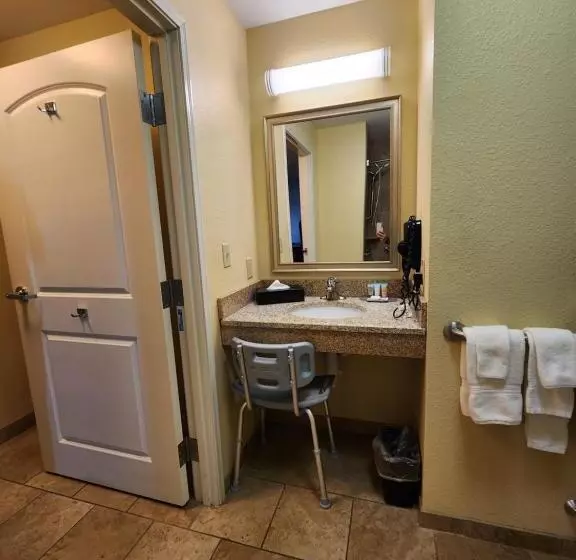 身障者適用キングサイズベッドルーム, Highland Suites Extended Stay