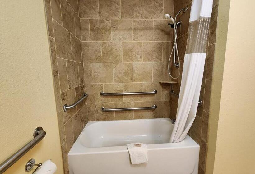 适合残疾人士使用的带超级大床的标准间, Highland Suites Extended Stay