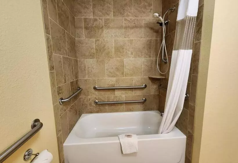 身障者適用キングサイズベッドルーム, Highland Suites Extended Stay