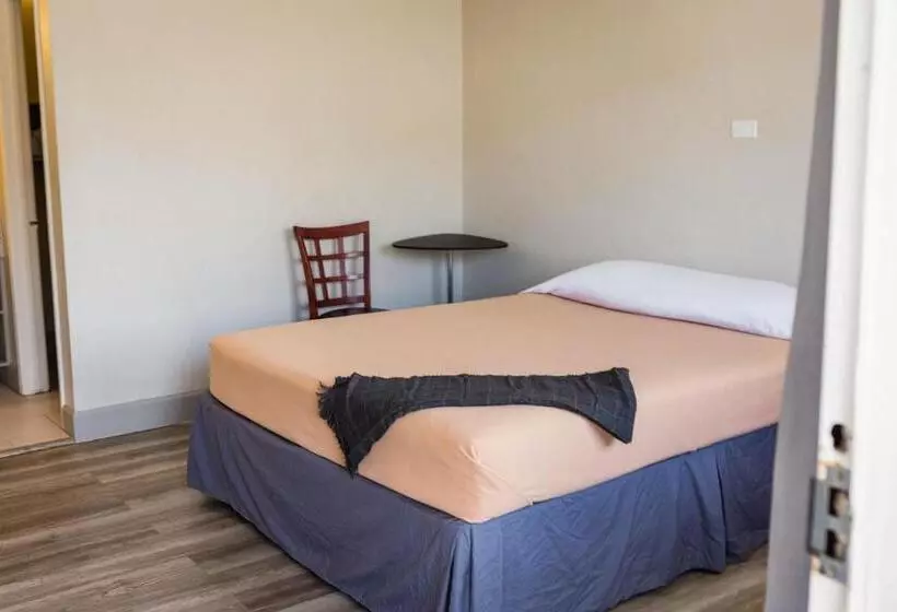 キングサイズベッドのスイートルーム, Merit Inn And Suites