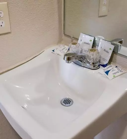 スタンダードスタジオ, Merit Inn And Suites