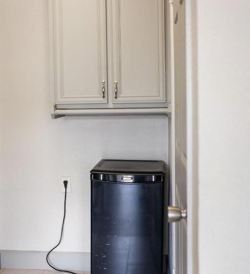 Студия Стандарт, Merit Inn And Suites