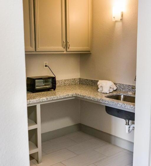 Студия Стандарт, Merit Inn And Suites