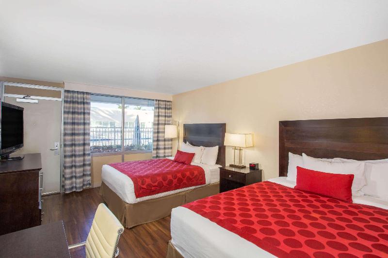 غرفة قياسية مطلّة علي حمام السباحة, Ramada By Wyndham Venice Hotel Venezia