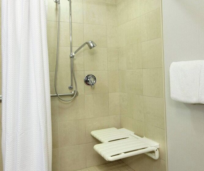 Люкс, Courtyard Cleveland University Circle