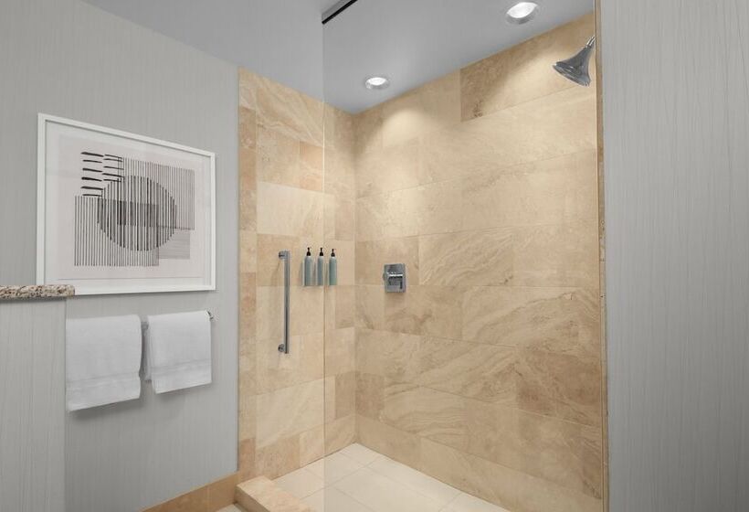 Люкс, Courtyard Cleveland University Circle