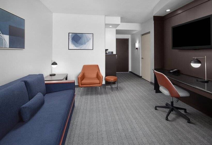 Люкс, Courtyard Cleveland University Circle