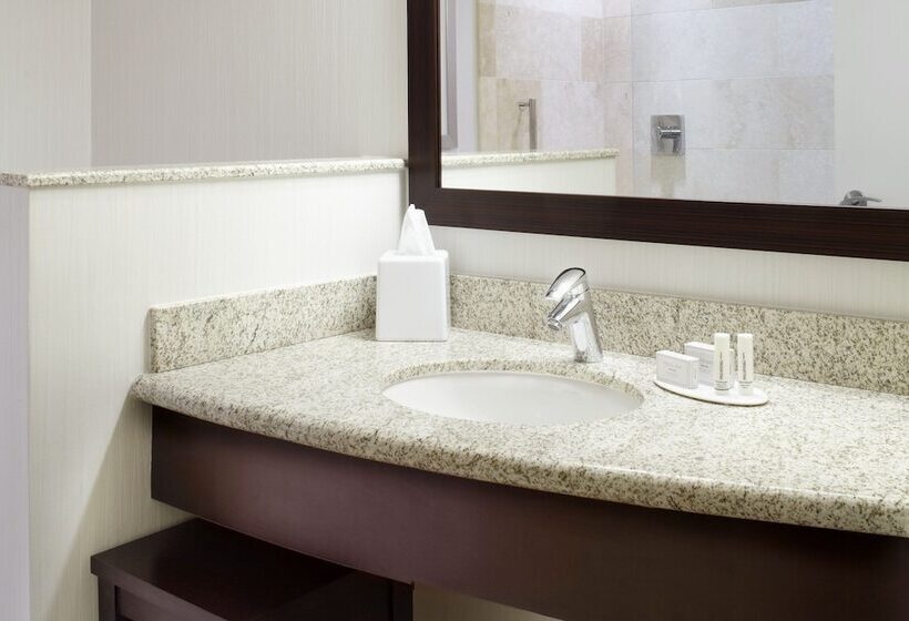 Люкс, Courtyard Cleveland University Circle