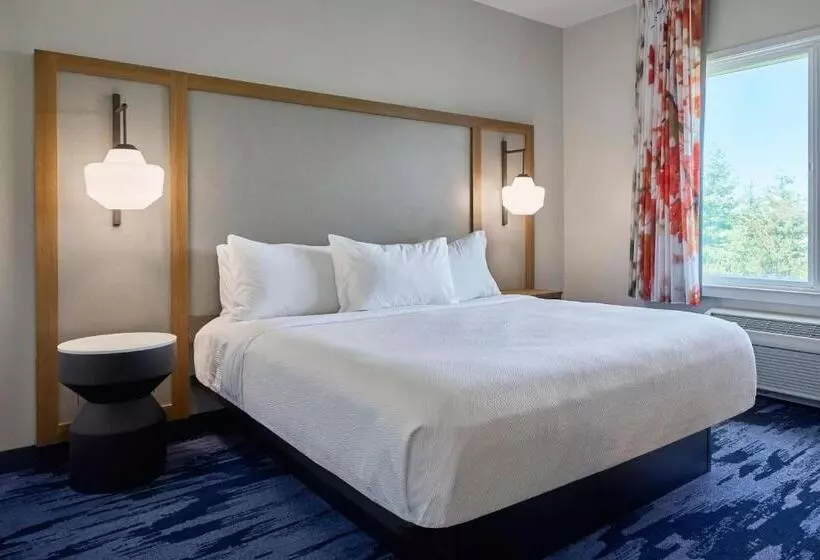 キングサイズベッドのスタンダードルーム, Fairfield Inn & Suites Burlington