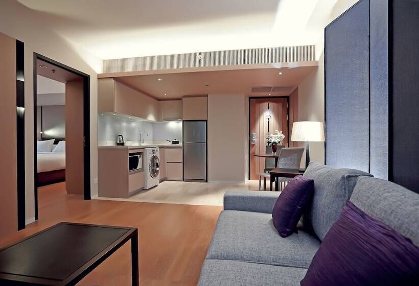 Люкс Премиум Вид на Бассейн, Arcadia Suites Bangkok