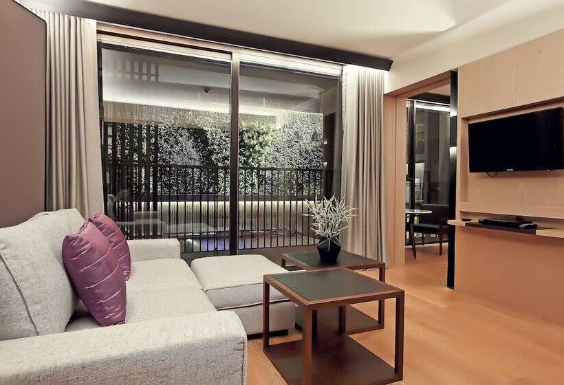 Люкс Премиум Вид на Бассейн, Arcadia Suites Bangkok