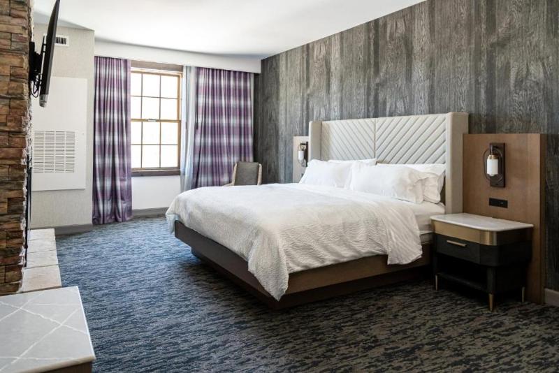 스위트 킹사이즈 침대, Holiday Inn Resort Deadwood Mountain Grand, An Ihg