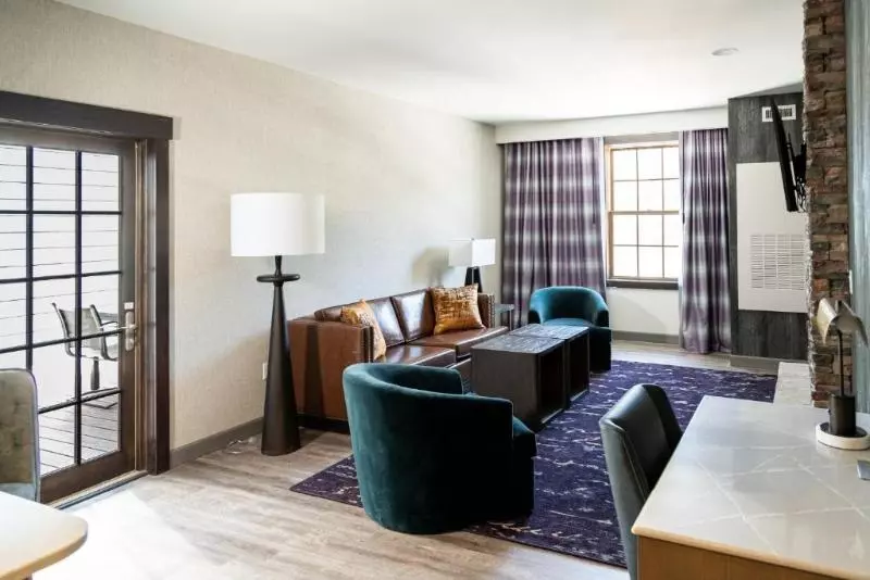 キングサイズベッドのスイートルーム, Holiday Inn Resort Deadwood Mountain Grand, An Ihg