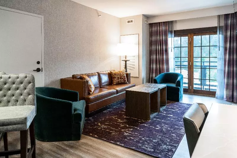 キングサイズベッドのスイートルーム, Holiday Inn Resort Deadwood Mountain Grand, An Ihg