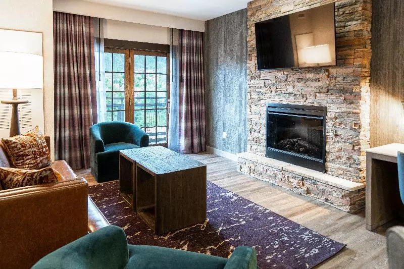 キングサイズベッドのスイートルーム, Holiday Inn Resort Deadwood Mountain Grand, An Ihg