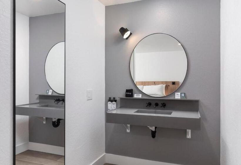 适合残疾人士使用的带超级大床的标准间, Lumberjack