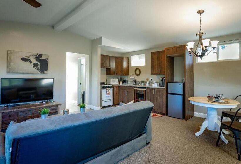 סטודיו דלוקס, Apple Tree Inn