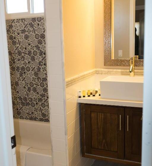 סטודיו דלוקס, Apple Tree Inn