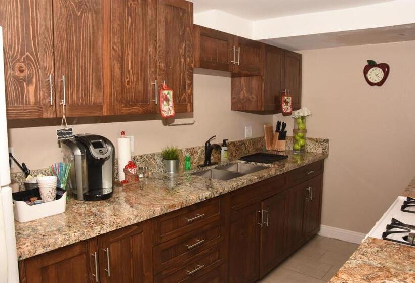 סטודיו דלוקס, Apple Tree Inn