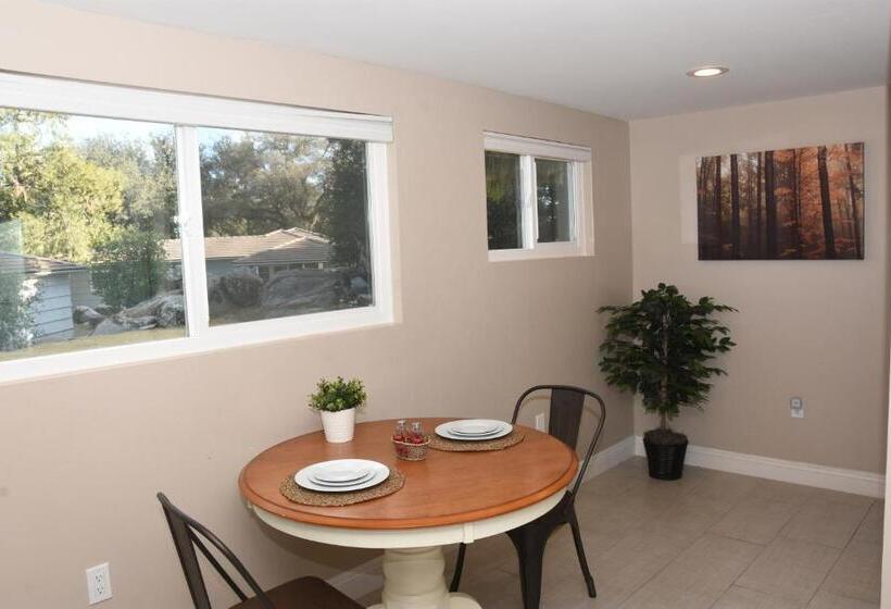 סטודיו דלוקס, Apple Tree Inn