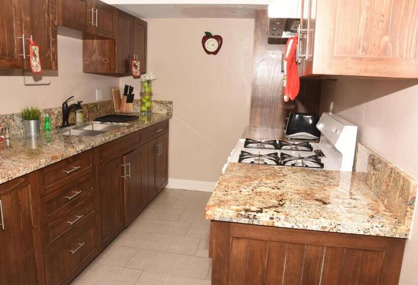 סטודיו דלוקס, Apple Tree Inn