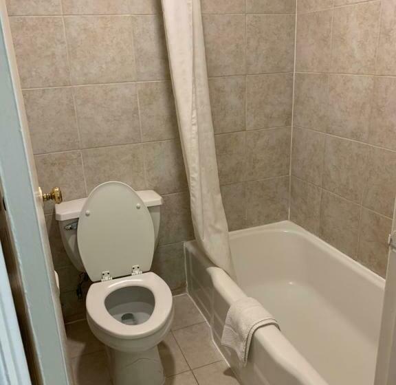 キングサイズベッドのスタンダードルーム, Scottish Inns Tonawanda