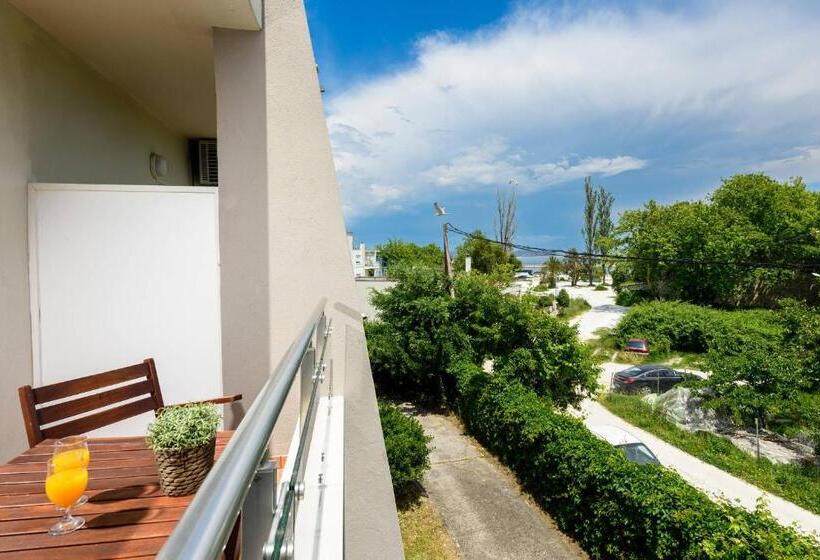 غرفة قياسية ثلاثية, Aethria