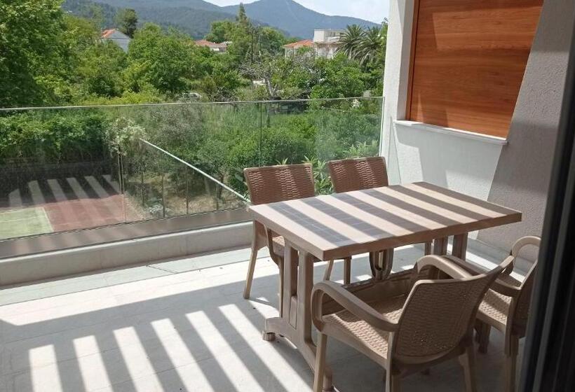 غرفة عائلية, Aethria