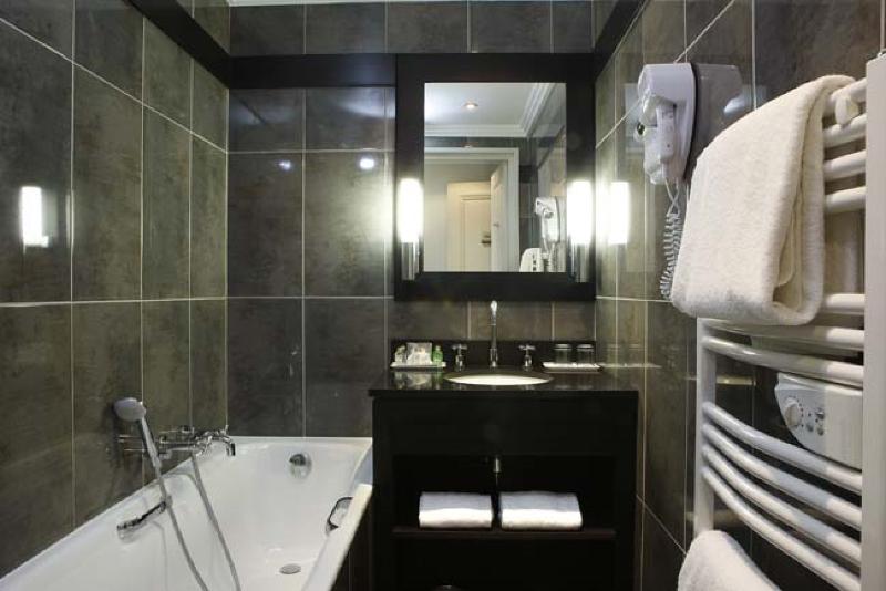 غرفة عائلية, Aethria