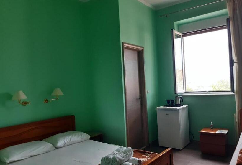 חדר סטנדרט לשלושה, Byzantion