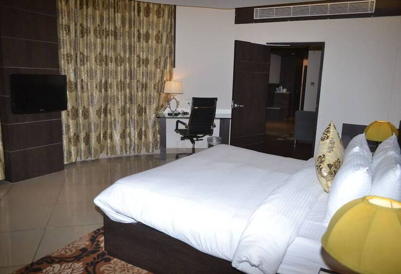 جناح ديلوكس, Rivatas