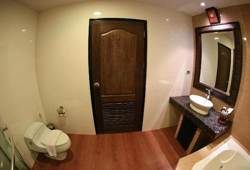 סוויטת ג'וניור, Ruean Phae Royal Park