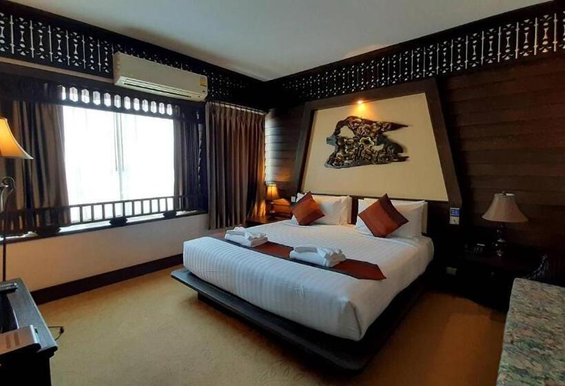 סוויטה עם ג'קוזי, Ruean Phae Royal Park