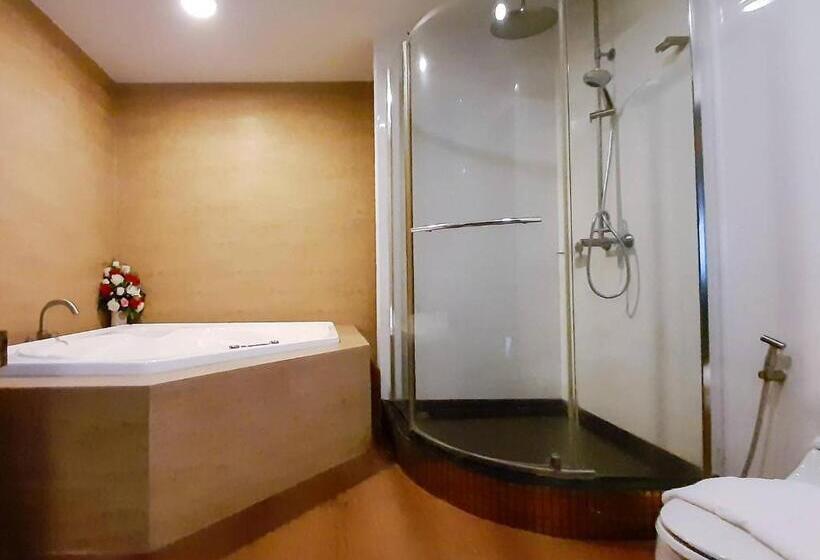 סוויטה עם ג'קוזי, Ruean Phae Royal Park