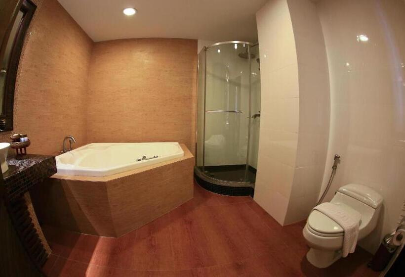 סוויטה עם ג'קוזי, Ruean Phae Royal Park