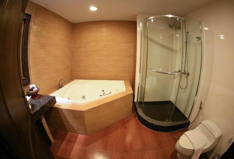 סוויטה עם ג'קוזי, Ruean Phae Royal Park