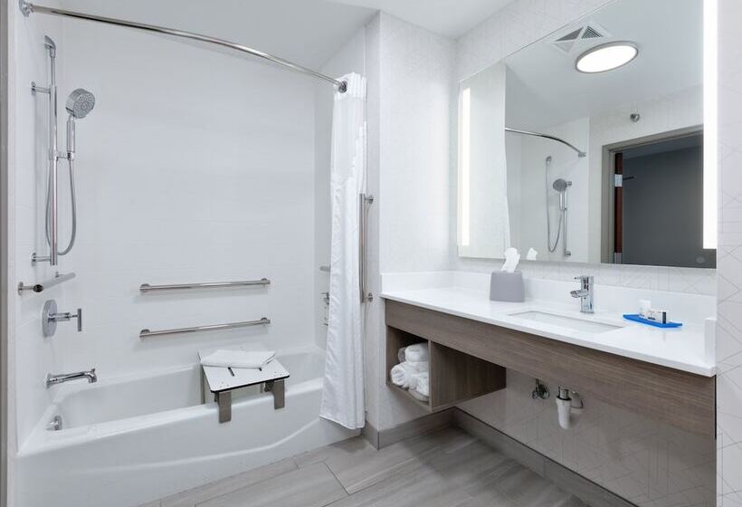 סוויטה מותאמת לאדם עם מוגבלויות, Holiday Inn Express Hotel & Suites Shakopee, An Ihg