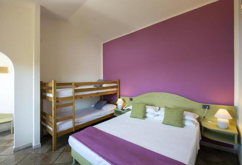 חדר לארבעה סטנדרטי עם נוף לגינה, Amareclub Rocca Dorada