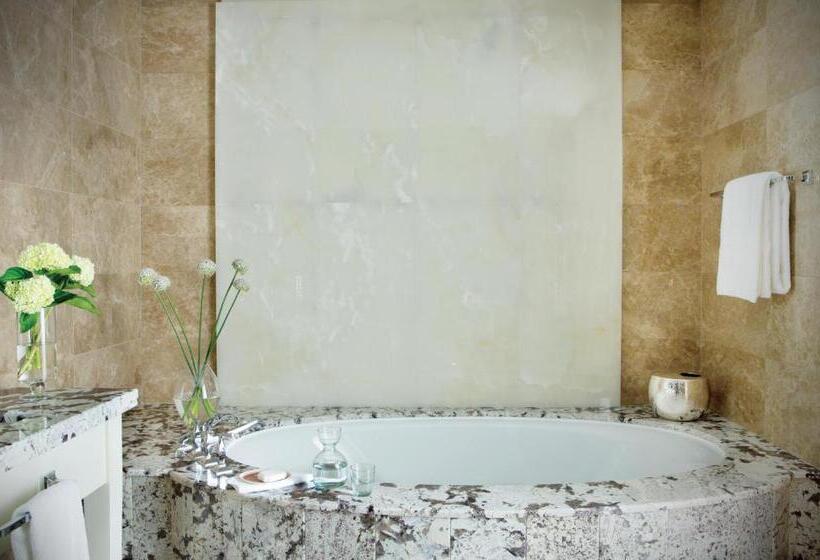 Suite with lake view, The Langham, Chicago