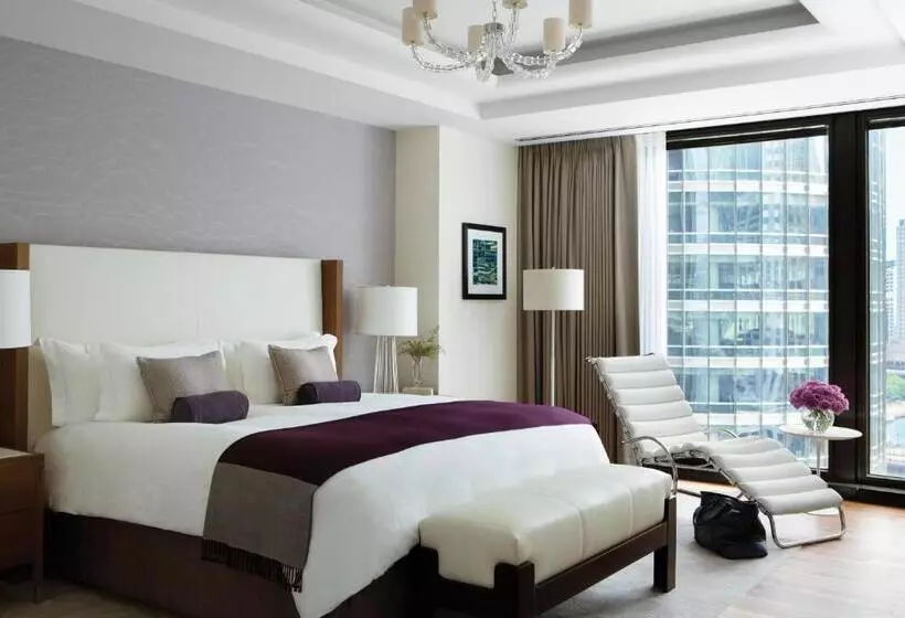 Suite with lake view, The Langham, Chicago