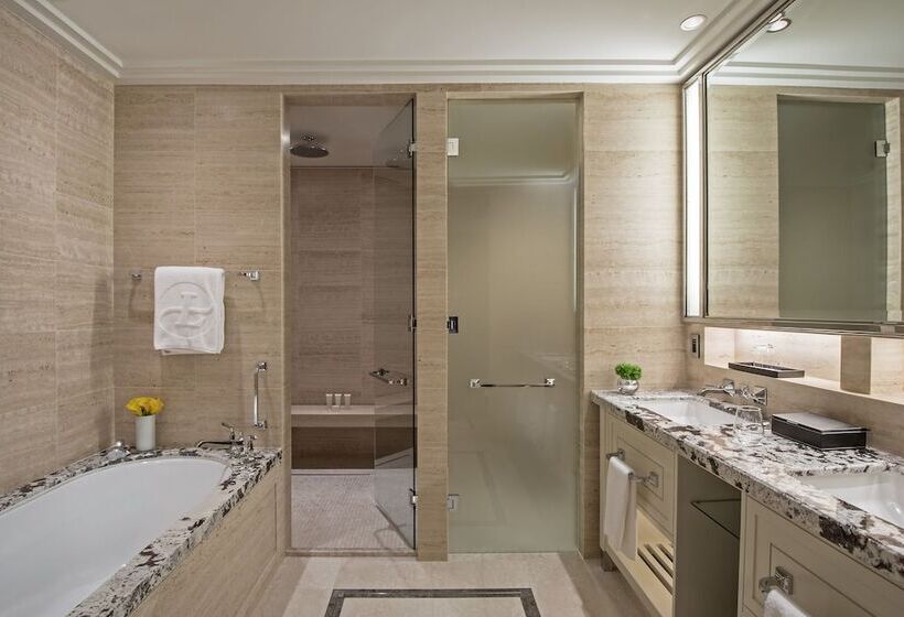 Deluxe room with river view, The Langham, Chicago