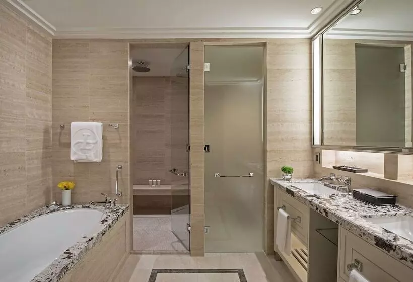 Deluxe room with river view, The Langham, Chicago