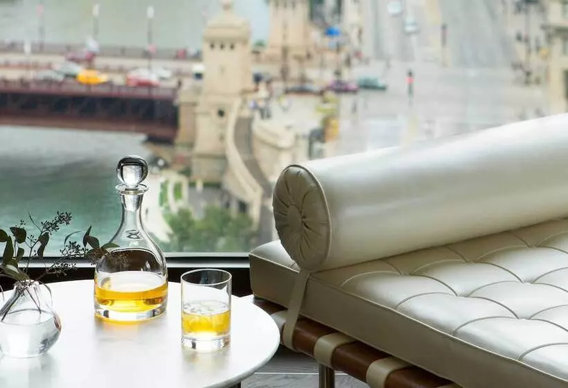 Suite with lake view, The Langham, Chicago