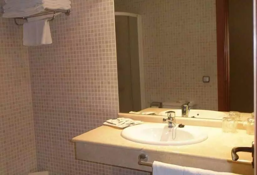 اتاق استاندارد چهار تخته, Torre Monreal