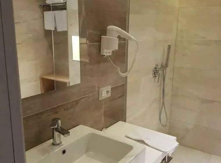 اتاق لوکس با بالکن, Perla