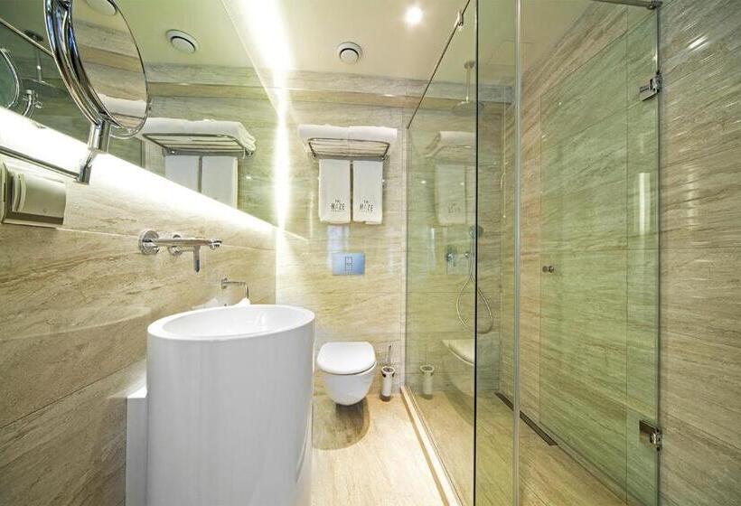 اتاق خانوادگی تودرتو, The Haze Karakoy