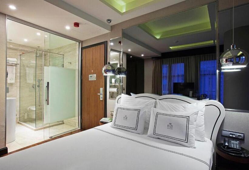 اتاق خانوادگی تودرتو, The Haze Karakoy